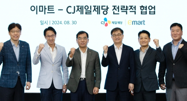 지난달 30일 서울 중구 CJ제일제당센터에서 CJ제일제당과 이마트가 전략적 파트너십 강화 방안을 논의했다. 김상익(왼쪽부터) CJ제일제당 식품한국총괄, 박민석 CJ제일제당 식품사업부문 대표, 강신호 CJ제일제당 부회장, 한채양 이마트 대표이사, 황운기 이마트 상품본부장, 이형순 이마트 HomeMeal 담당이 기념사진을 찍고 있다. [CJ제일제당 제공]