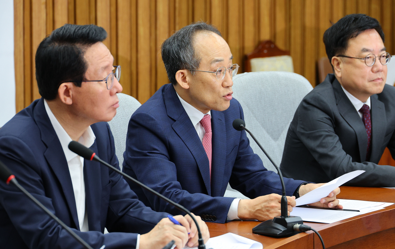 추경호(가운데) 국민의힘 원내대표가 10일 오전 국회에서 열린 원내대책회의에서 발언하고 있다. [연합]