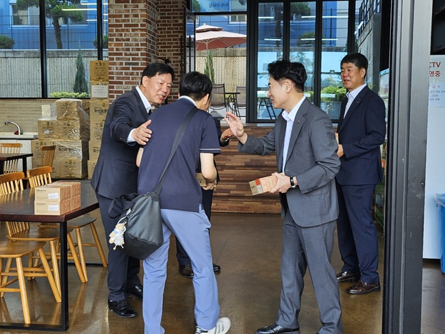 전라남도의회 김정희 교육위원장(사진 왼쪽)이 10일 오전 순천 매산고를 찾아 아침 간편식을 나눠주고 있다. [도의회 제공]