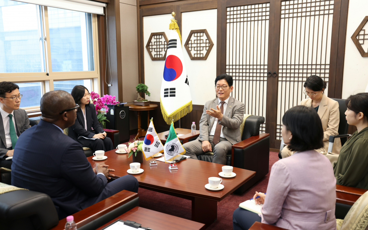 고광효관세청장이 지난 9일 서울세관에서 솔로몬 퀘이너 아프리카개발은행 부총재와 아프리카 지역의 관세행정 현대화 와 무역활성화 등에 대한 논의를 하고 있다.
