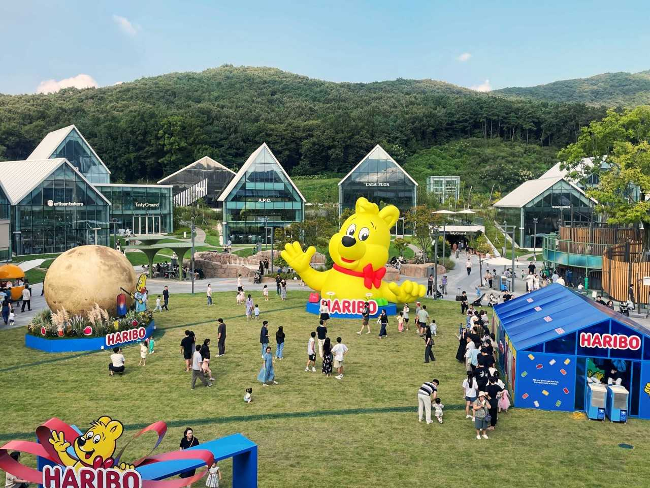 롯데프리미엄아울렛 의왕점 야외 잔디광장에서 추석을 테마로 한 하리보 팝업스토어가 열린다. [롯데백화점 제공]