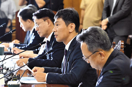 이복현(오른쪽 두 번째) 금융감독원장이 10일 오전 서울 은행회관 ‘금융감독원장-은행장 간담회’에서 모두발언을 하고 있다. 임세준 기자
