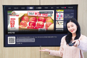 모델이 17개 홈쇼핑 채널의 방송과 상품을 한데 모아 쇼핑 정보와 할인 혜택을 제공하는 U+tv 전용 쇼핑 플랫폼 ‘한눈에쇼핑’을 이용하고 있다. [LG유플러스 제공]
