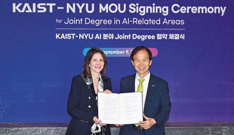 이광형(오른쪽) KAIST 총장과 린다 밀스 뉴욕대학교 총장이 9일 KAIST-NYU 인공지능 분야 공동학위제 도입 업무협약을 하고 기념 촬영을 하고 있다. 임세준 기자