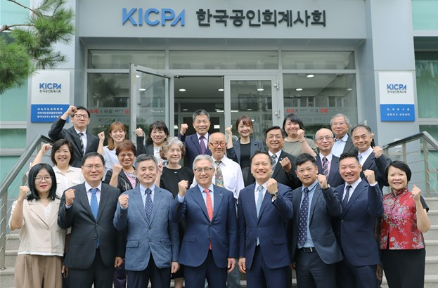한국공인회계사회와 대만공인회계사협회 기관 대표들이 기념촬영하는 모습. (좌측부터) 한국공인회계사회 조연주 상근이사, 윤창호 상근대외협력부회장권혁재 회계감리부회장, 서원정 상근부회장, 타이페이시 공인회계사협회 푸웬펑) 회장, 왕시아시앙 국제위원장 [한국공인회계사회 제공]