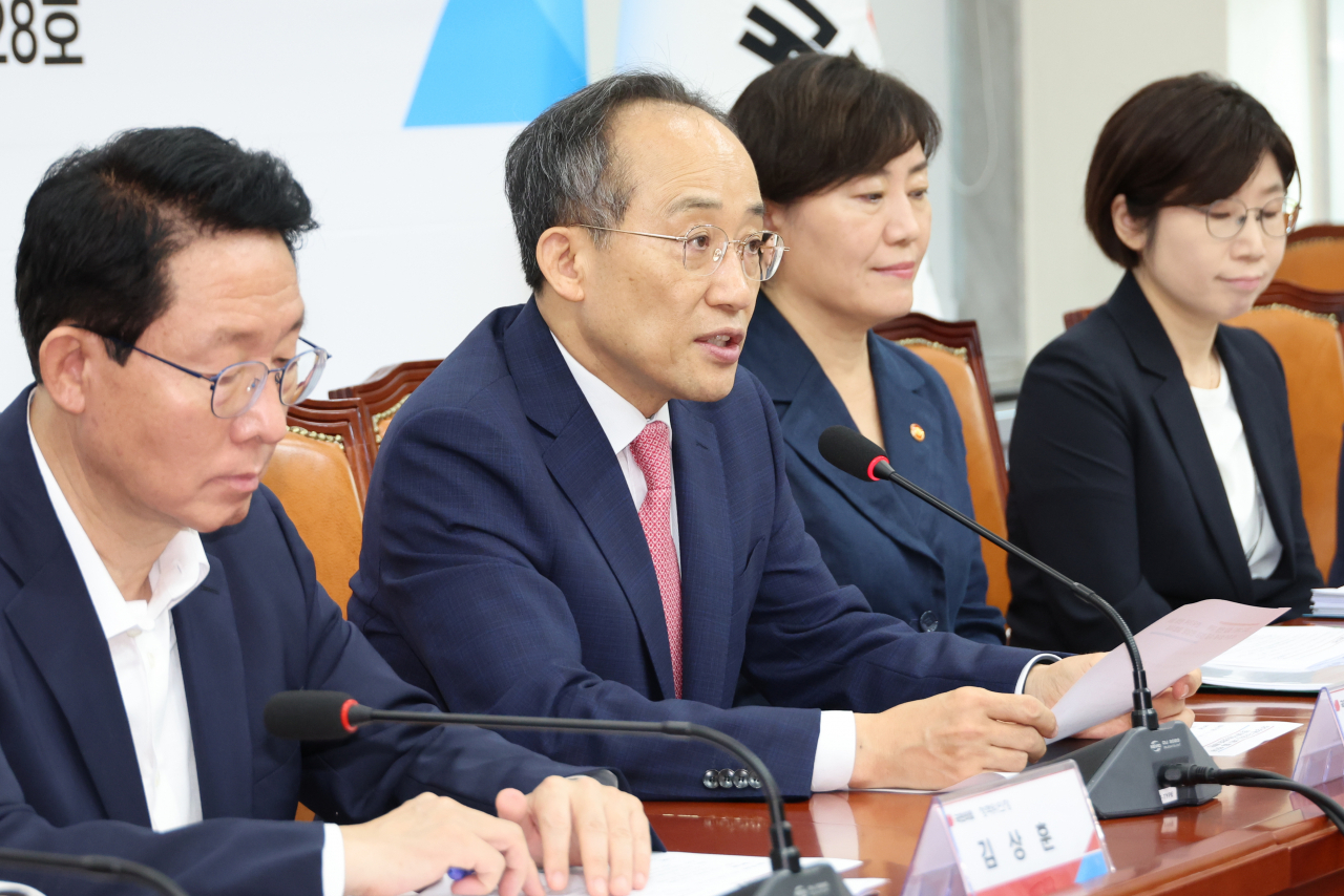 추경호(왼쪽 두 번째) 국민의힘 원내대표가 10일 오전 서울 여의도 국회에서 열린 ‘추석 성수품 수급 점검 및 수확기 쌀값과 한우 가격 안정 대책’ 민당정 협의회에서 발언하고 있다. [연합]