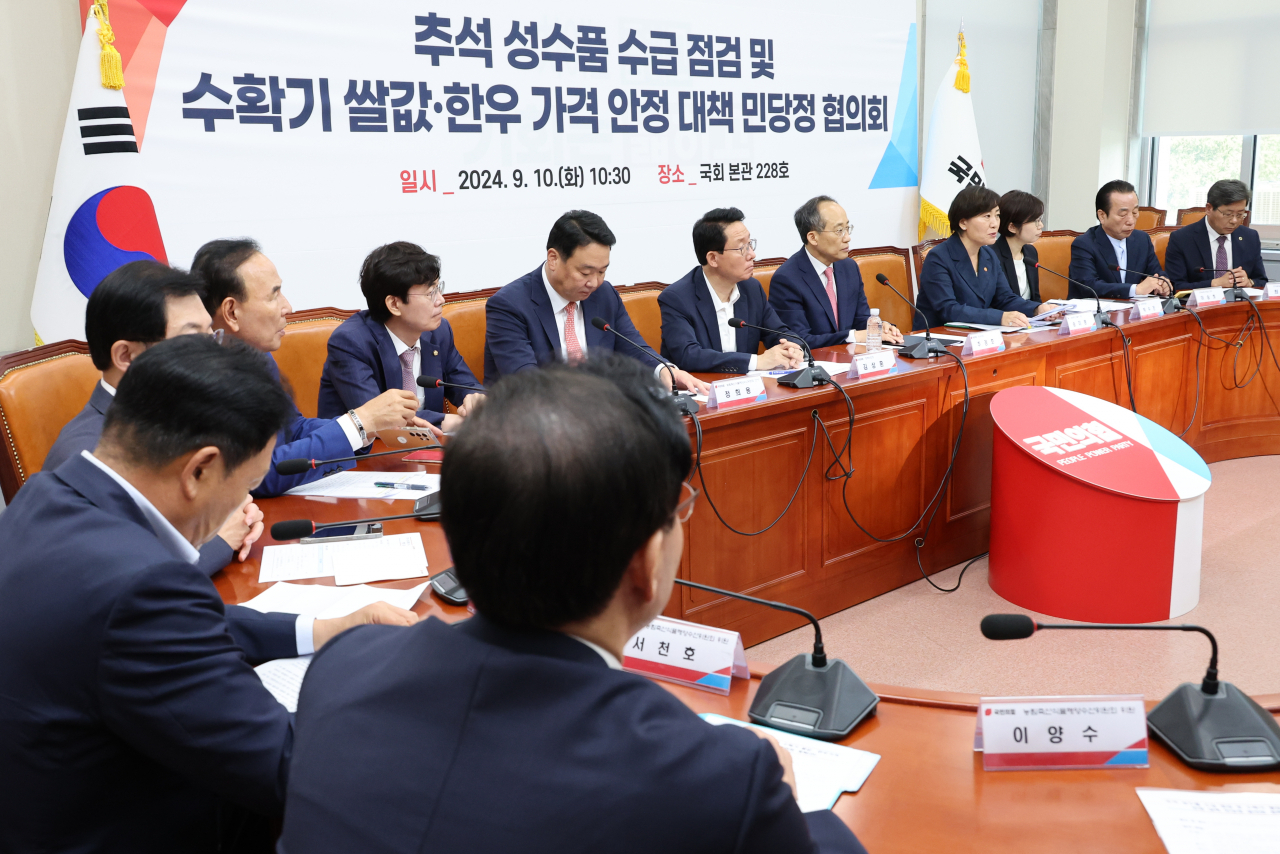 송미령(오른쪽 네 번째) 농림축산식품부 장관이 10일 오전 서울 여의도 국회에서 열린 ‘추석 성수품 수급 점검 및 수확기 쌀값과 한우 가격 안정 대책’ 민당정 협의회에서 정부 대책을 밝히고 있다. [연합]