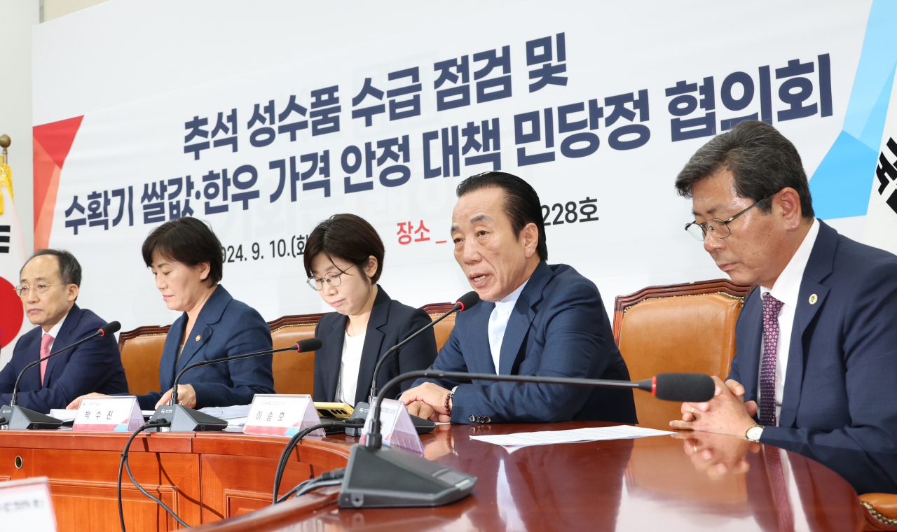 이승호(오른쪽 두 번째) 한국농축산연합회장이 10일 오전 서울 여의도 국회에서 열린 ‘추석 성수품 수급 점검 및 수확기 쌀값과 한우 가격 안정 대책’ 민당정 협의회에서 발언하고 있다. [연합]