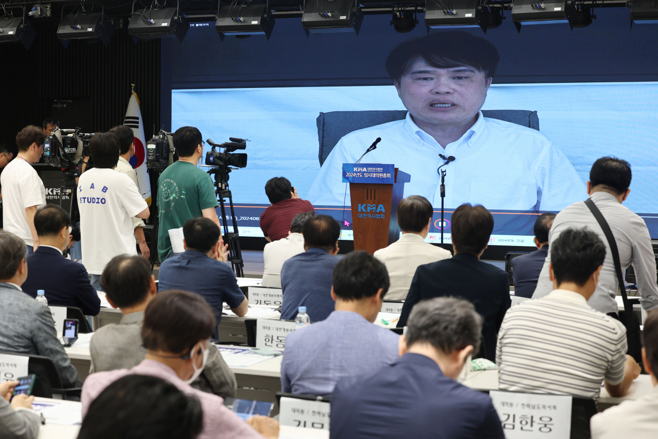 지난달 31일 서울 용산구 대한의사협회에서 열린 대한의사협회 긴급 임시대의원총회에서 단식 투쟁 중인 임현택 대한의사협회 회장이 영상으로 인사말을 대신하고 있다. [연합]