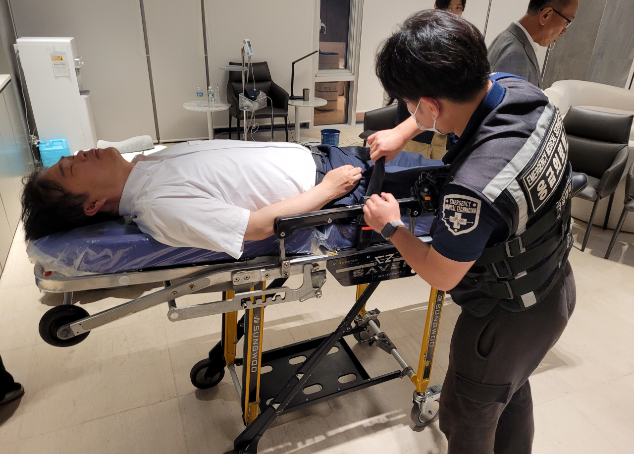 대통령과 정부, 국회에 현 의료공백 사태 수습을 촉구하며 6일째 단식을 이어가던 임현택 대한의사협회 회장이 지난달 31일 저녁 대한의사협회 농성장에서 건강 악화로 인해 인근 병원으로 후송되고 있다. [연합]