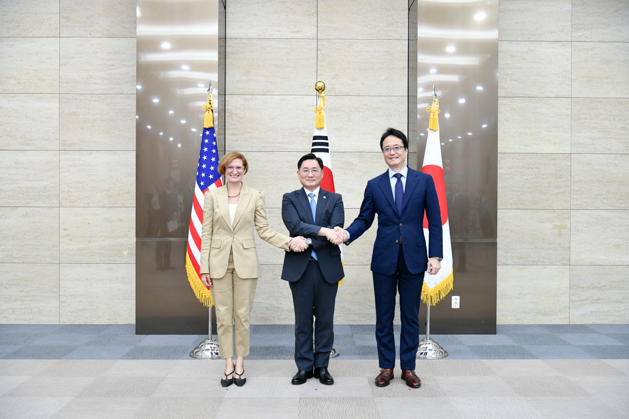 제15차 한미일 안보회의(DTT : Defense Trilateral Talks)가 10일 서울에서 개최됐다. 회의에는 조창래 국방부 국방정책실장(中), 카라 에버크롬비 미국 국방부 정책부차관 대리(左), 야마토 타로 일본 방위성 방위정책국장(右)이 각각 수석대표로 참여했다.[국방부 제공]
