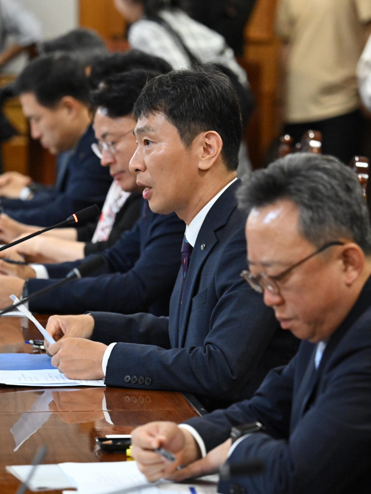 이복현(오른쪽 두 번째) 금융감독원장이 10일 오전 서울 중구 은행회관에서 열린 금융감독원장-은행장 간담회에 참석해 모두발언을 하고 있다. 임세준 기자