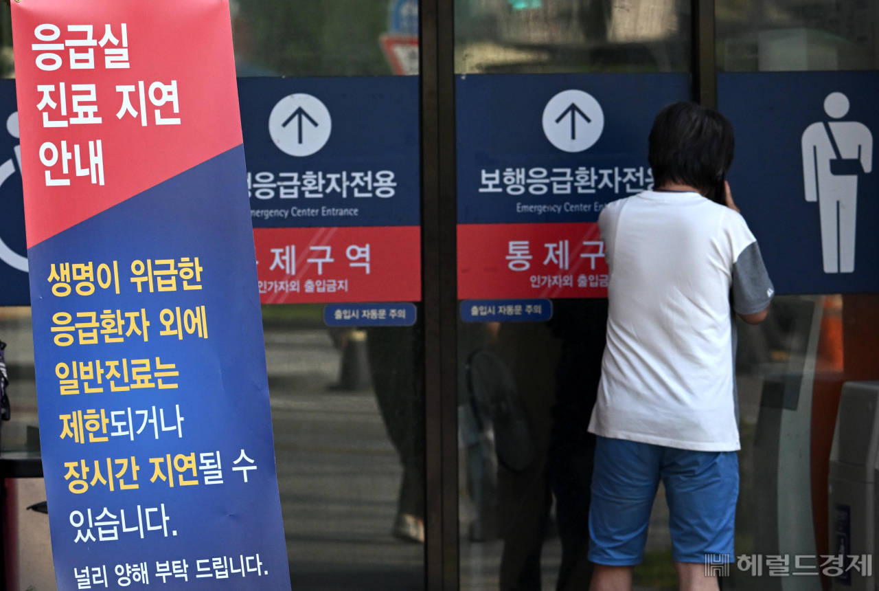 의료공백 사태가 장기화 되며 전국병원의 응급실 운영 위기 상황이 이어지고 있다. 10일 오전 서울 종로구 서울대학교 병원 응급실 입구에 진료 지연 안내문이 설치되어 있다. [사진=임세준 기자/jun@]