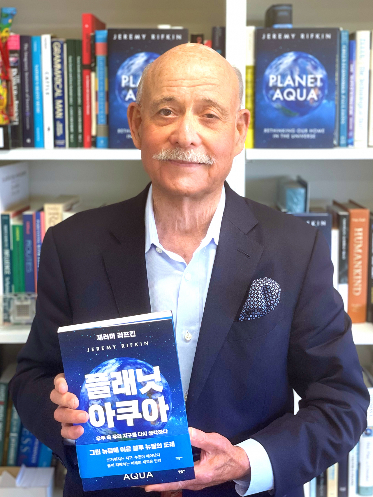 미국의 저명한 경제학자이자 국내에도 널리 알려진 ‘노동의 종말’, ‘제3차 산업혁명’의 저자인 제러미 리프킨이 신작 ‘아쿠아 플래닛’을 출간하며 지난 9일 오후 8시 줌(zoom)을 통해 한국 언론과 만나 이야기를 나눴다. [민음사 제공]