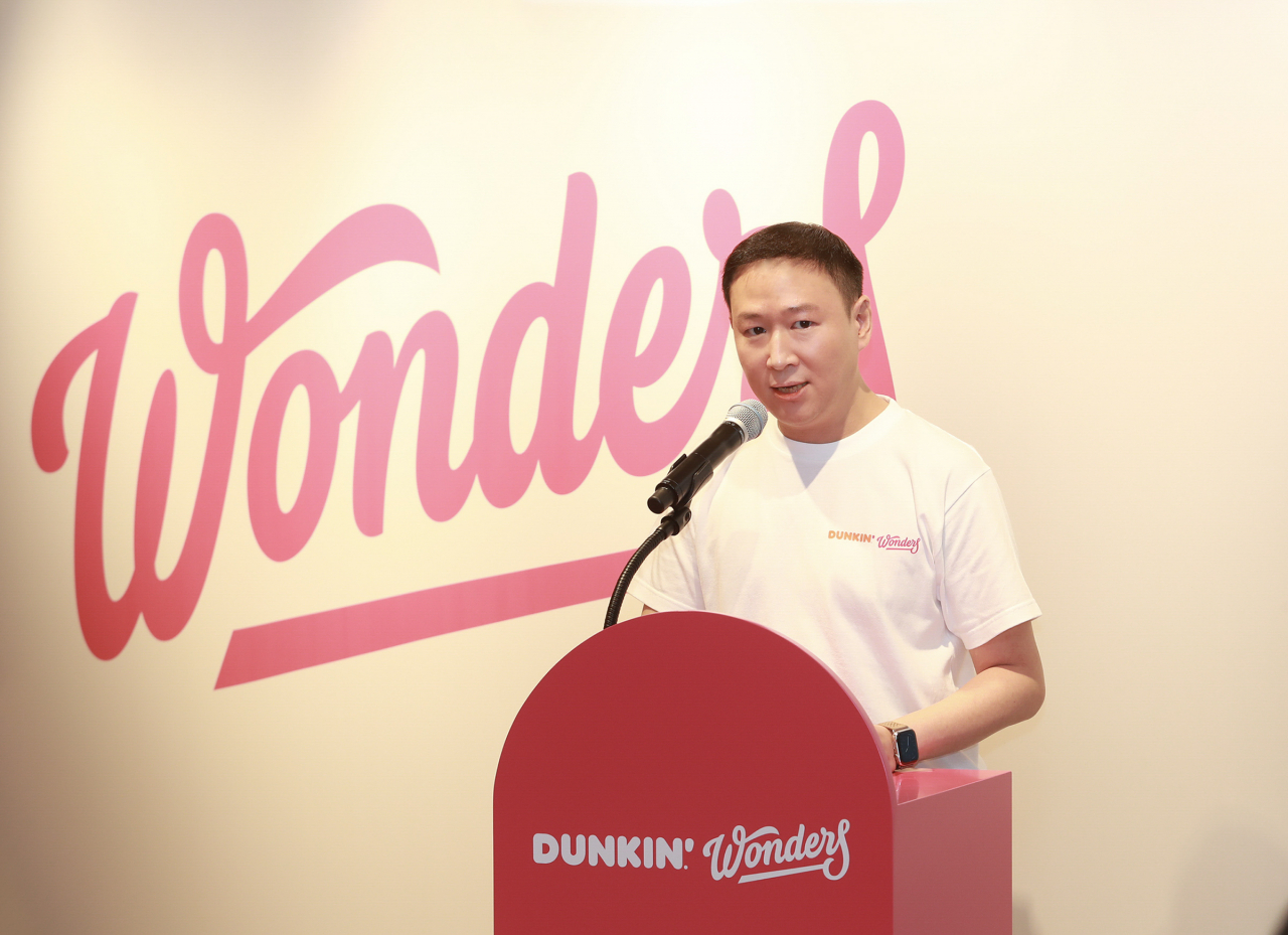 10일 서울 강남구 ‘던킨 원더스 청담’에서 열린 기자 간담회에서 허희수 SPC그룹 부사장이 프로젝트를 소개하고 있다. [SPC던킨 제공]