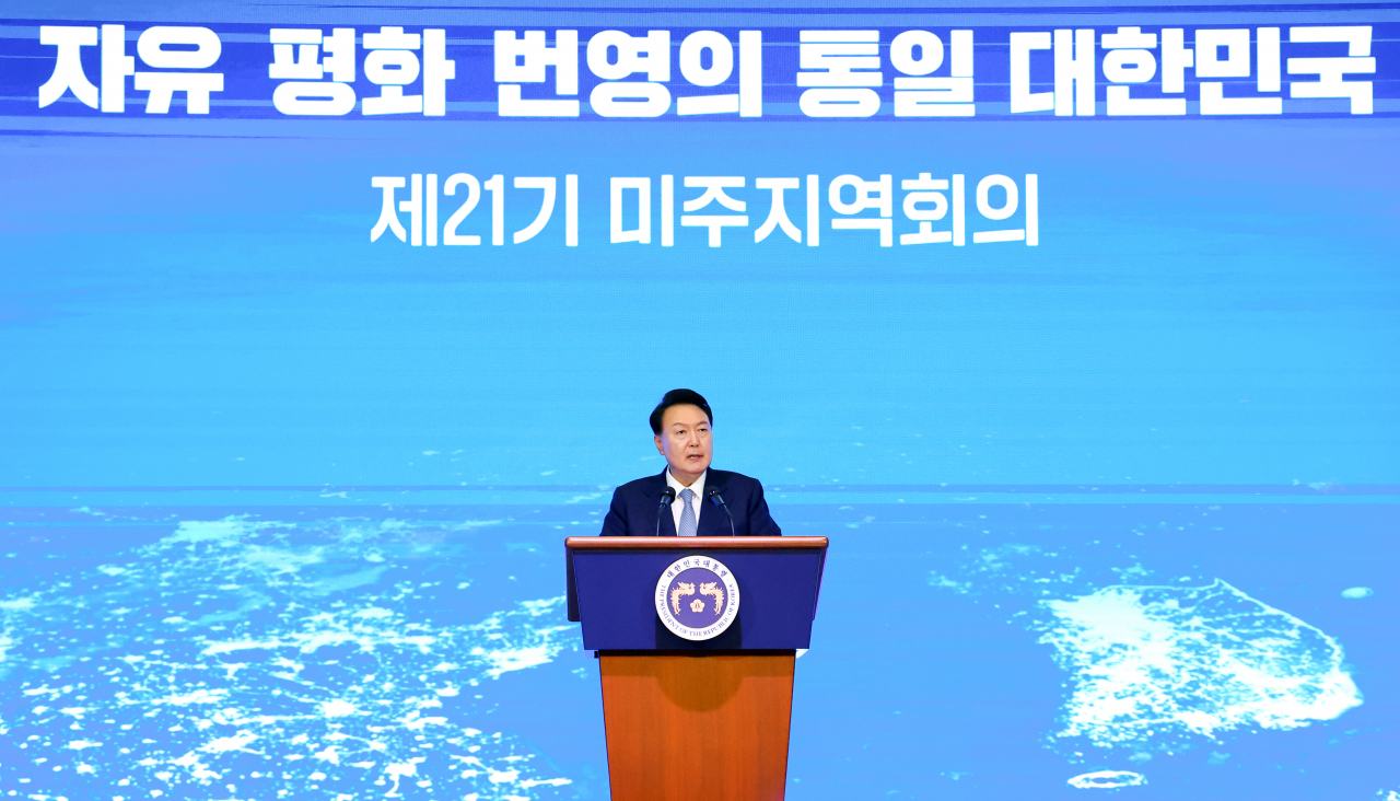 윤석열 대통령이 10일 서울 광진구 그랜드 워커힐 서울에서 열린 민주평화통일자문회의 미주지역 자문위원과의 통일대화에서 격려사를 하고 있다. [연합]