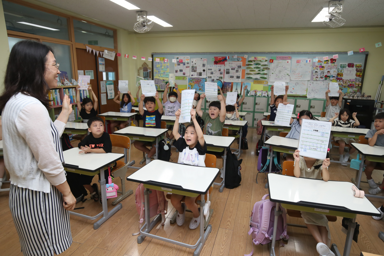 19일 오전 대구 달서구 대구덕인초등학교 2학년 교실에서 여름방학을 마치고 등교한 학생들이 방학 동안 한 숙제를 들어 보이고 있다. [연합]