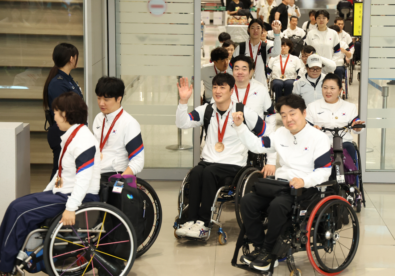 2024 파리 패럴림픽에 출전한 대한민국 선수단이 10일 오후 인천 영종도 인천국제공항 제2여객터미널을 통해 귀국하고 있다. [연합]
