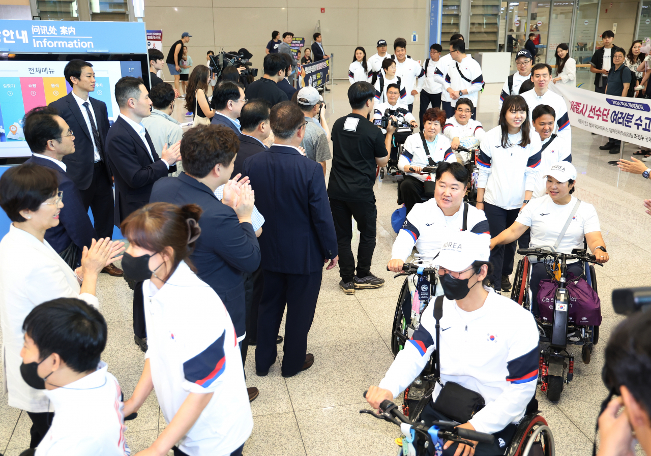 2024 파리 패럴림픽에 출전한 대한민국 선수단이 10일 오후 인천 영종도 인천국제공항 제2여객터미널을 통해 귀국하고 있다. [연합]