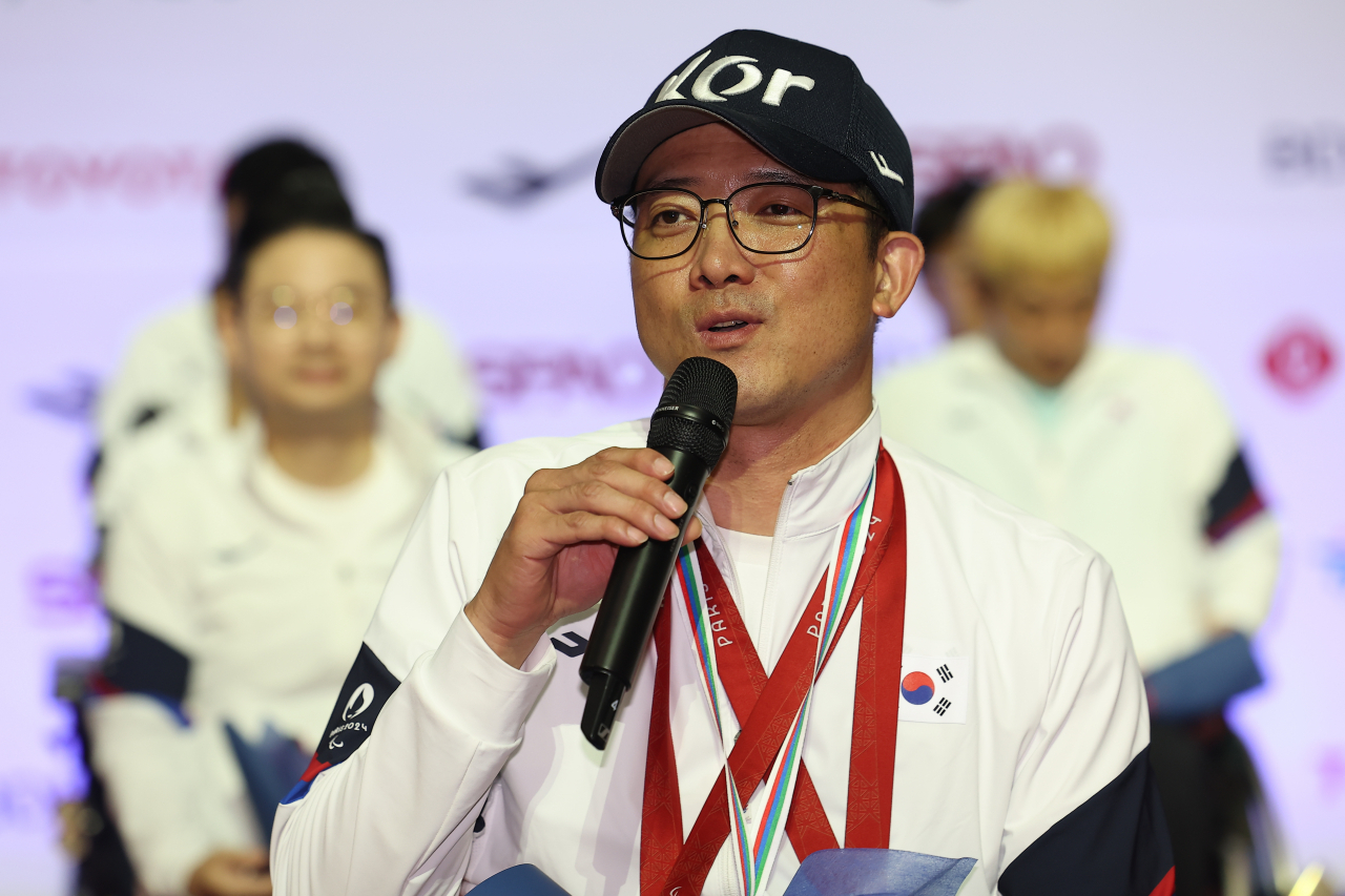 2024 파리 패럴림픽 MVP에 선정된 사격 국가대표 박진호가 10일 오후 인천국제공항 제2여객터미널에서 열린 2024 파리 패럴림픽 대한민국 선수단 해단식에서 소감을 밝히고 있다. [연합]