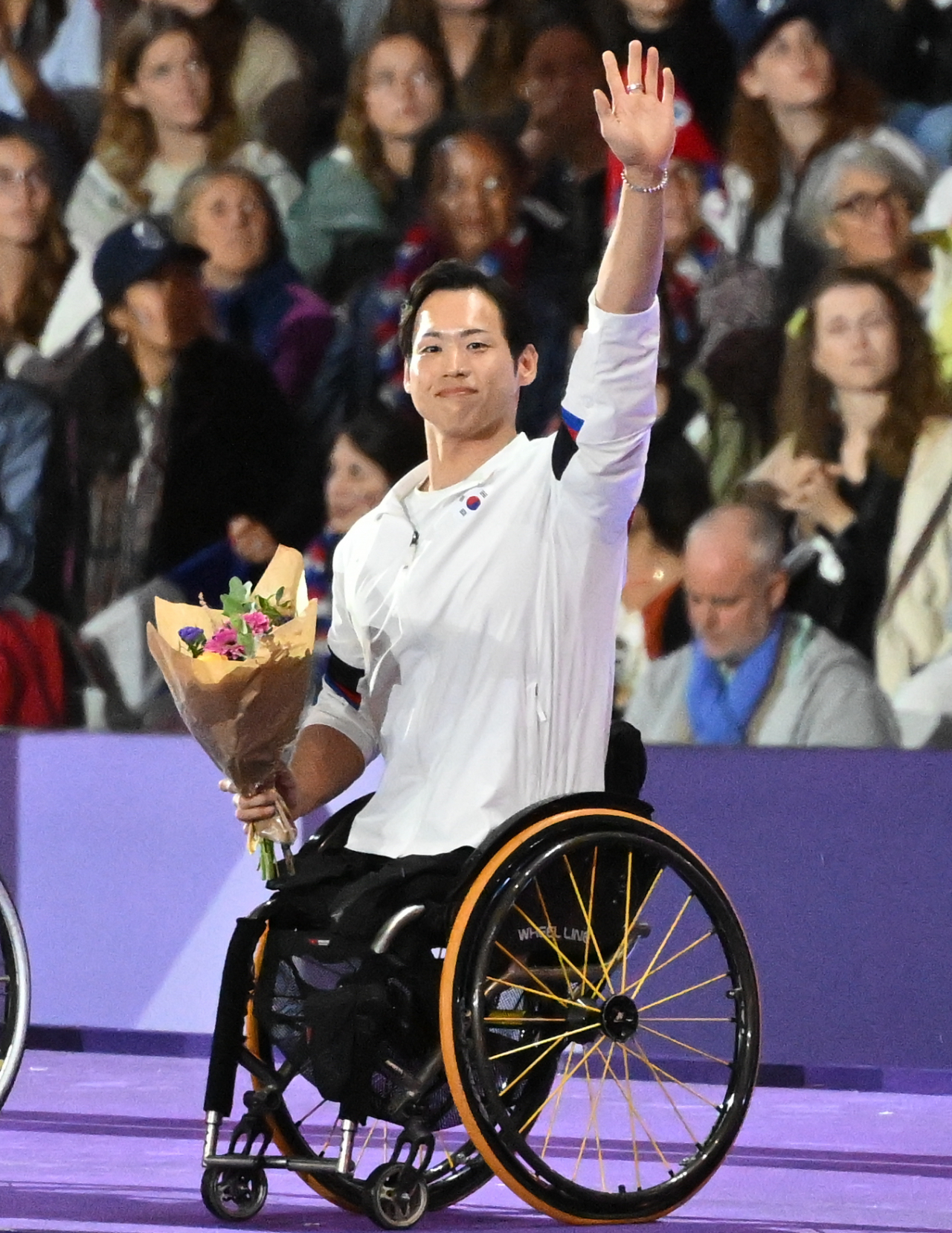 9일(한국시간) 프랑스 생드니 스타드 드 프랑스에서 열린 2024 파리 패럴림픽 폐회식에서 국제패럴림픽위원회(IPC) 선수위원에 당선된 원유민이 인사를 하고 있다. [연합]