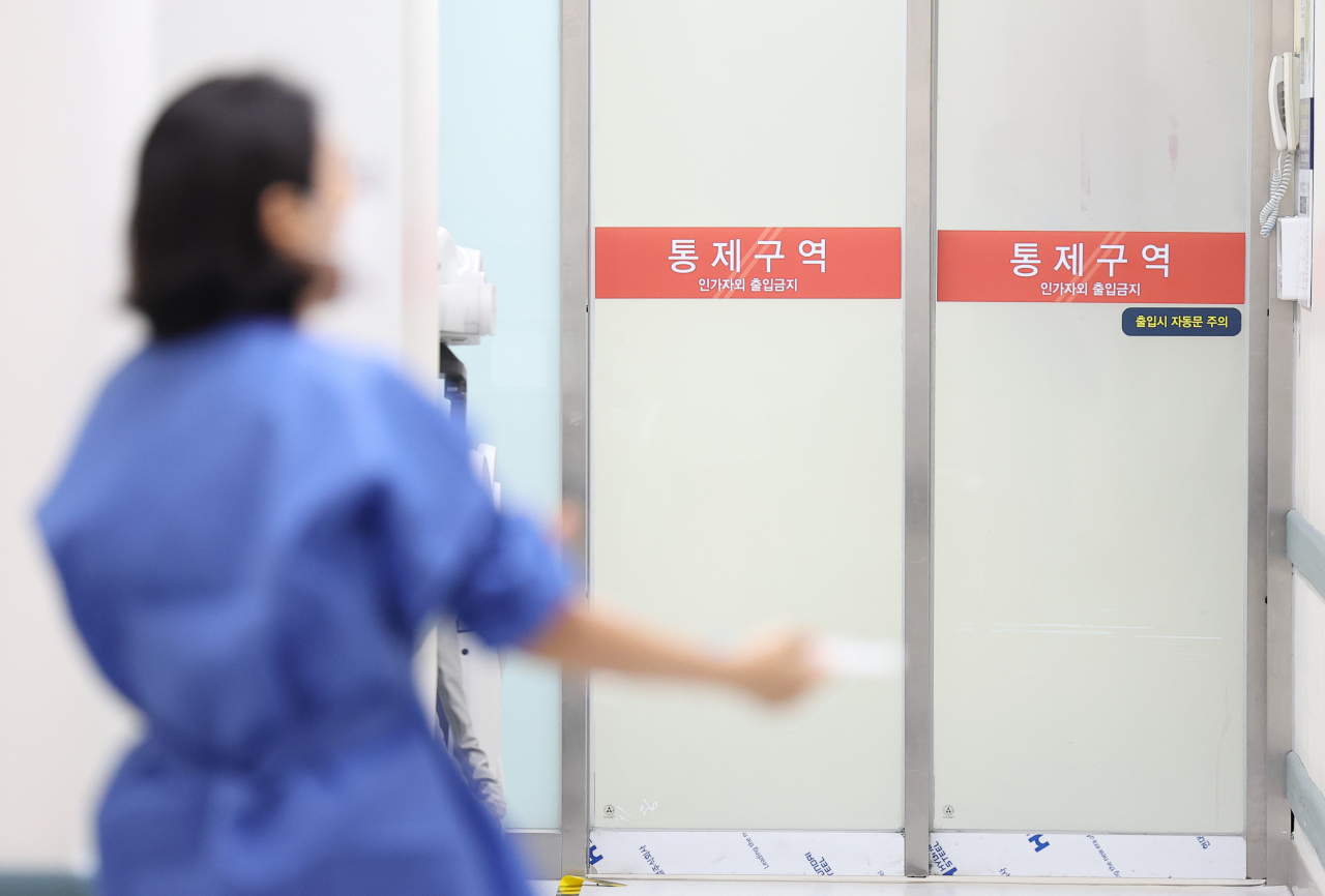추석 연휴를 앞두고 전국 병원 곳곳이 응급실 운영에 차질을 빚고 있는 가운데 10일 오전 서울 시내 한 대형병원 응급실에서 한 환자가 진료를 기다리고 있다. [연합]