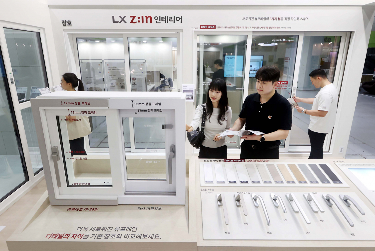 고객들이 LX하우시스 창호제품을 살펴보고 있다. [LX하우시스 제공]
