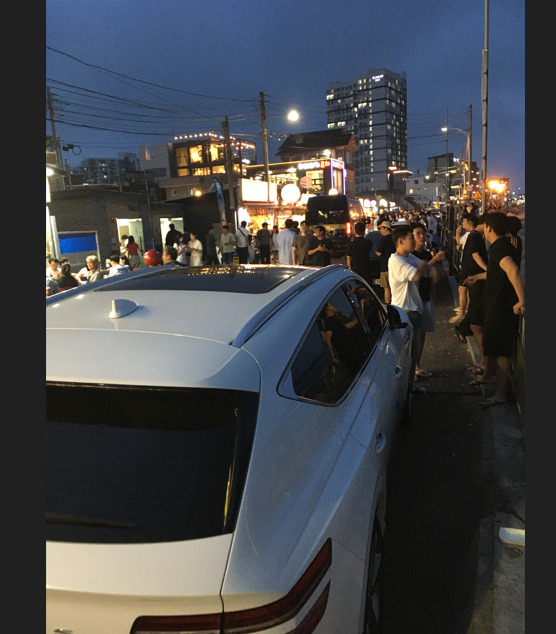 속초 장사동 먹거리촌, 차량과 사람이 뒤엉켜 주말에는 아마겟돈이 된다.[박정규 기자]