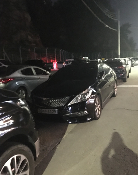 얼마전 자연재해위험지구였던 등대전망대 아래 시유지. 차량들이 불법점유를 하고 1차선마저 점령했다.사람들은 도로로 다닌다.[박정규기자]