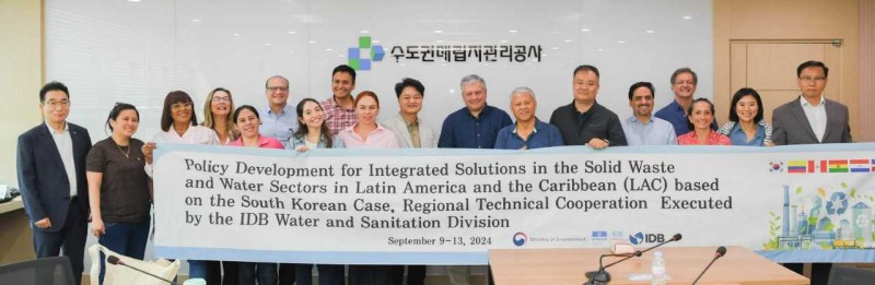 10일 수도권매립지관리공사를 방문한 중남미 고위 공무원과 관계 전문가들이 기념 사진을 촬영하고 있다.[수도권매립지관리공사 제공]