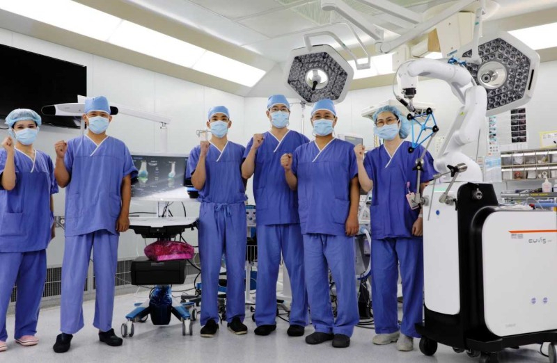 지난 7월 인하대병원이 도입해 본격 가동에 들어간 인공관절 수술로봇 ‘큐비스-조인트(CUVIS-joint)’ 수술팀.[인하대병원 제공]