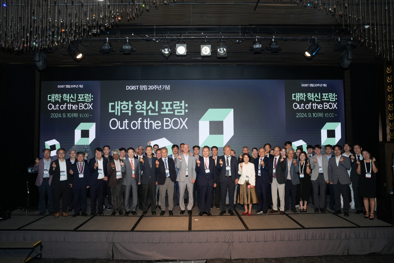 DGIST 대학 혁신포럼 주요 참석자들이 기념촬영을 하고 있다. [DGIST 제공]