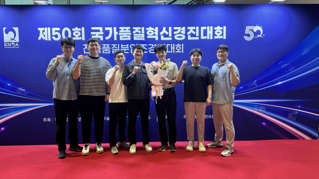 포스코인터내셔널 인천LNG복합발전소 ‘오(OH)!성장’ 현장혁신 팀원들이 국가품질경영대회에서 기념촬영을 하고 있다. [포스코인터내셔널 제공]