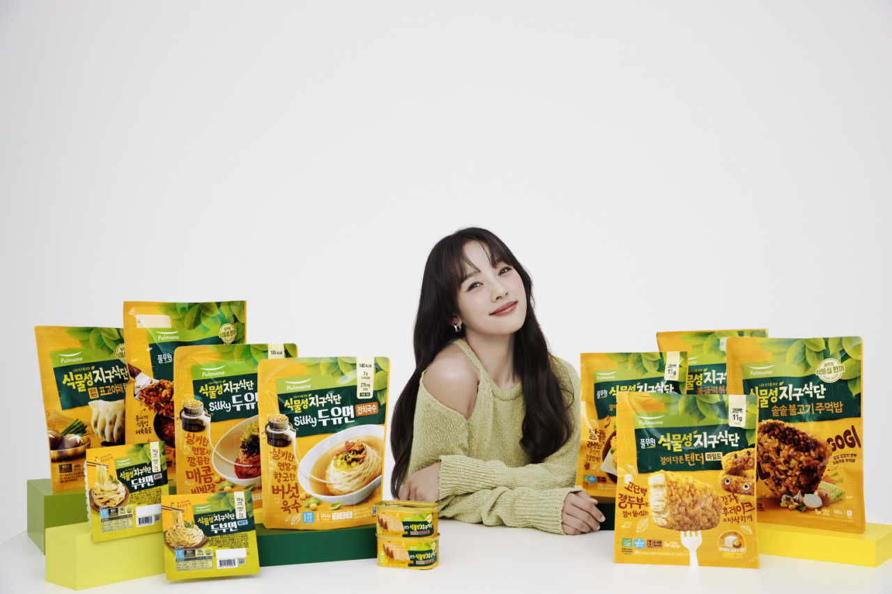 풀무원 지구식단 제품과 모델 이효리. [풀무원 제공]