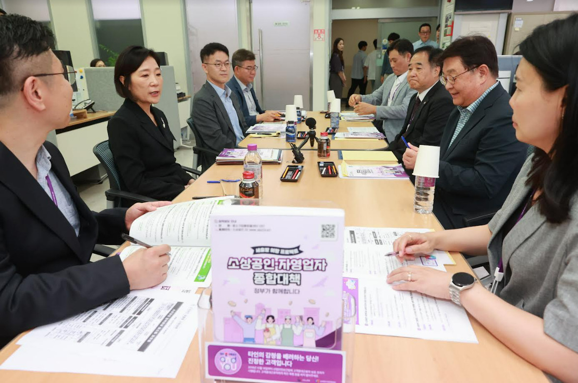 오영주(왼쪽 두번째) 중소벤처기업부 장관이 지난 7월 소상공인·자영업자 종합대책 현장 점검을 위해 소상공인시장진흥공단 서울서부센터를 방문했다. [중소벤처기업부 제공]