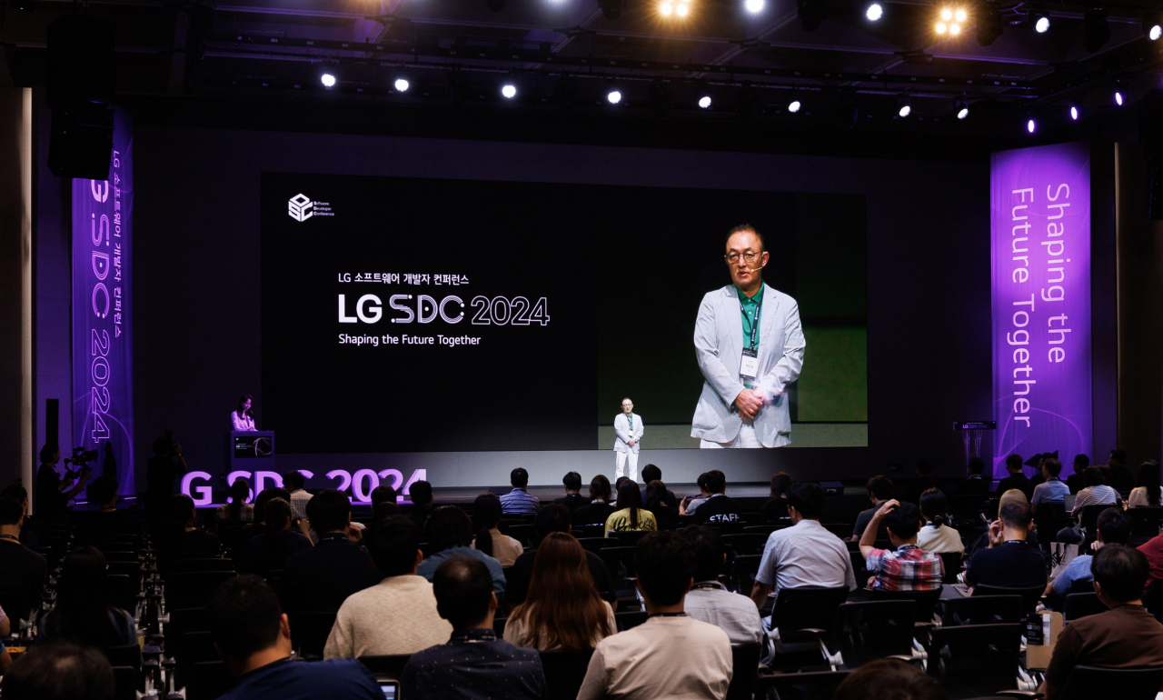 박인성 LG전자 CTO부문 SW센터장(전무)이 지난 9일 서울 강서구 LG사이언스파크에서 열린 ‘LG 소프트웨어 개발자 콘퍼런스 2024(LG SDC 2024)’에서 환영사를 하고 있다.[LG전자 제공]