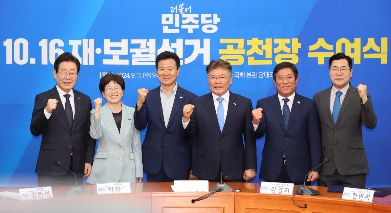 이재명 더불어민주당 대표가 11일 오전 국회에서 열린 10.16 재·보궐선거 공천장 수여식에서 후보들과 기념촬영 하고 있다. 왼쪽부터 이재명 대표, 김경지 부산 금정구청장 후보, 한연희 인천 강화군수 후보, 장세일 전남 영광군수 후보, 조상래 전남 곡성군수 후보, 박찬대 원내대표. [연합]
