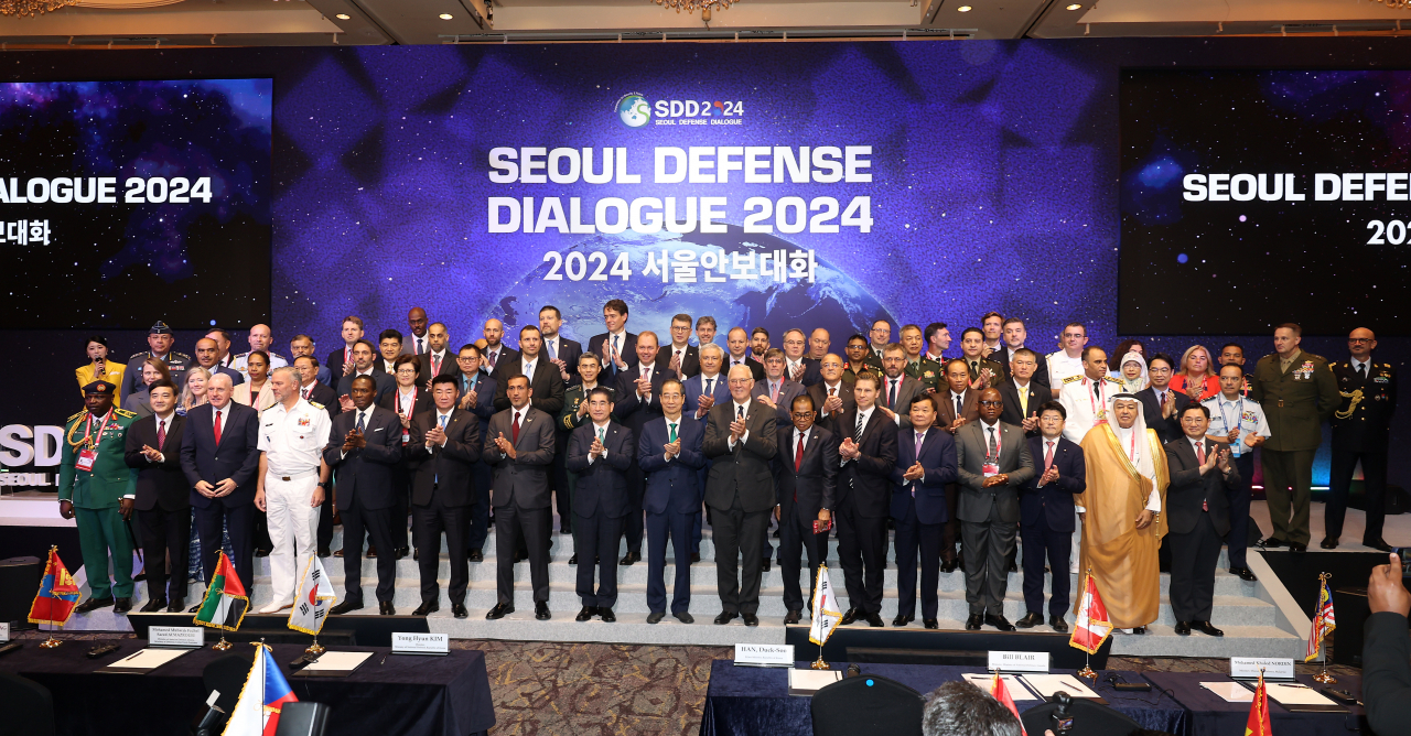 한덕수(앞줄 왼쪽 아홉 번째) 국무총리가 11일 오전 서울 중구 롯데호텔에서 열린 2024 서울안보대화에서 김용현(앞줄 왼쪽 여덟 번째) 국방부 장관과 빌 블레어(앞줄 왼쪽 열 번째) 캐나다 국방장관 등 참석자들과 함께 기념촬영을 하고 있다. [뉴시스]