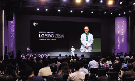박인성 LG전자 CTO부문 SW센터장(전무)이 지난 9일 서울 강서구 LG사이언스파크에서 열린 ‘LG 소프트웨어 개발자 콘퍼런스 2024’에서 환영사를 하고 있다. [LG전자 제공]