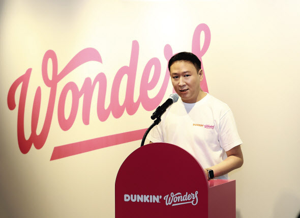 허희수 SPC그룹 부사장이 10일 서울 강남구 ‘던킨 원더스 청담’에서 열린 기자간담회에서 프로젝트를 소개하고 있다. 전새날 기자