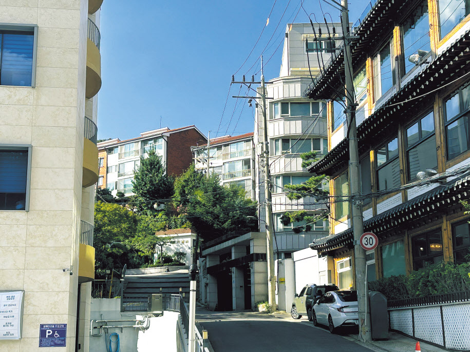 서울 종로구 평창동 평창문화로 골목길에 보이는 단독주택·빌라 모습 정주원 기자