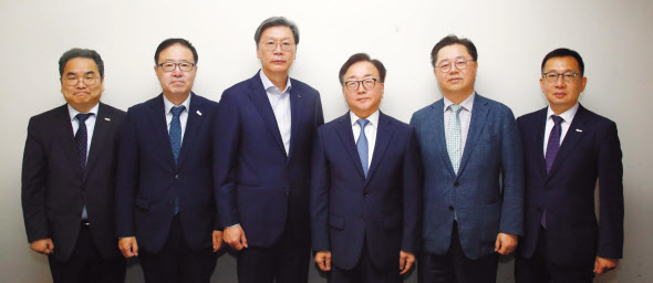 한국경제인협회, 대한상공회의소 등 8개 경제단체는 기업경영과 투자에 악영향을 줄 수 있는 규제사항에 대한 의견을 모아 국회와 정부에 공동 건의했다. 사진은 박양균(왼쪽부터) 중견련 본부장, 정윤모 중기중앙회 상근부회장, 김창범 한경협 상근부회장, 이동근 경총 상근부회장, 박일준 대한상의 상근부회장, 조상현 무역협회 국제무역통상연구원장. [한경협 제공]