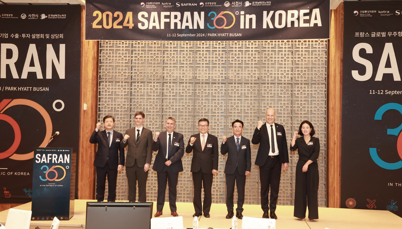11일 ‘2024 Safran 360&deg; in KOREA’ 행사 참석자들이 기념촬영을 하고 있다. 임형남(왼쪽부터) 산업부 첨단민군협력지원과 서기관, 크리스토프 보노 주한프랑스 대사관 경제 참사관, 필립 바르덜 사프란 전무, 정외영 코트라 혁신성장본부장, 박동식 사천시장, 알렉상드르 렁 사프란 코리아 지사장, 정혜경 우주항공청 우주항공산업정책과장.[우주항공청 제공]