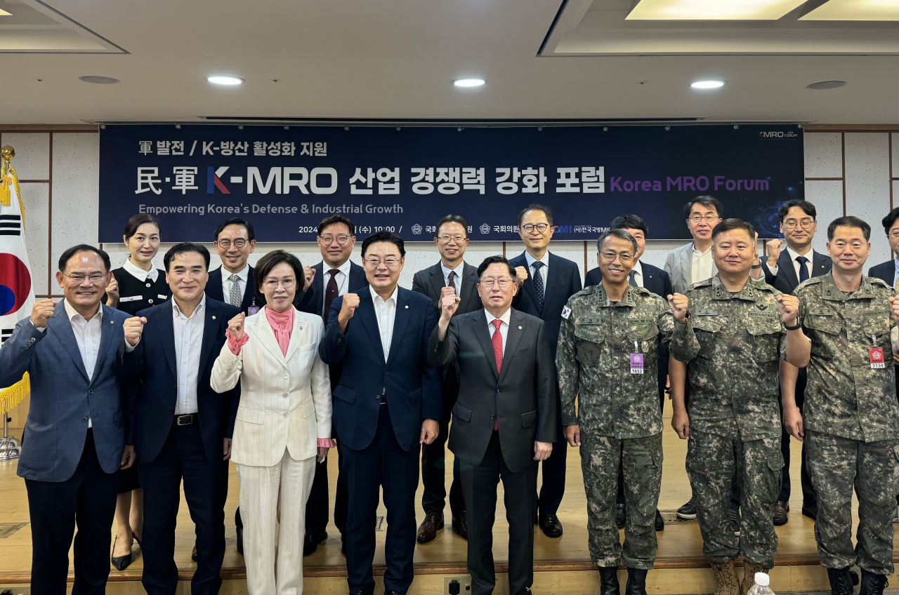 유용원 국민의힘 국회의원은 11일 국회의원회관 제3세미나실에서 ‘민·군 유지·보수·운영(MRO) 산업 경쟁력 강화 포럼’을 개최했다. 유용원 의원이 포럼 참석자들과 기념사진 촬영을 하고 있다.[유용원 의원실 제공]