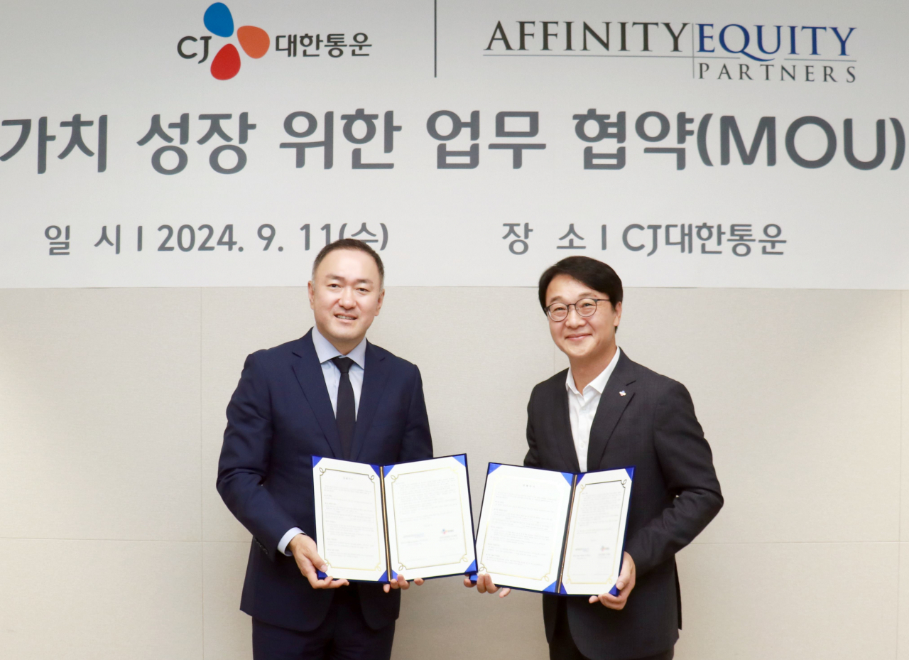 민병철 어피니티 한국총괄대표(왼쪽)와 윤진 CJ대한통운 한국사업부문 대표가 기념 촬영을 하는 모습. [CJ대한통운 제공]