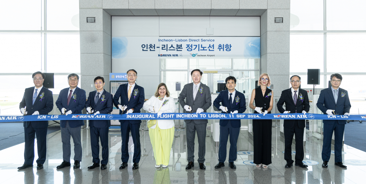대한항공은 11일 오전, 인천발 리스본행 KE921편이 출발하는 인천국제공항 제2터미널 232번 탑승 게이트 앞에서 신규 취항 기념 행사를 열었다. 사진은 우기홍(우측 다섯번째) 대한항공 대표이사 사장, 수자나 바즈 파투(우측 여섯번째) 주한 포르투갈 대사 및 관계자들이 기념사진을 촬영하는 모습. [대한항공 제공]