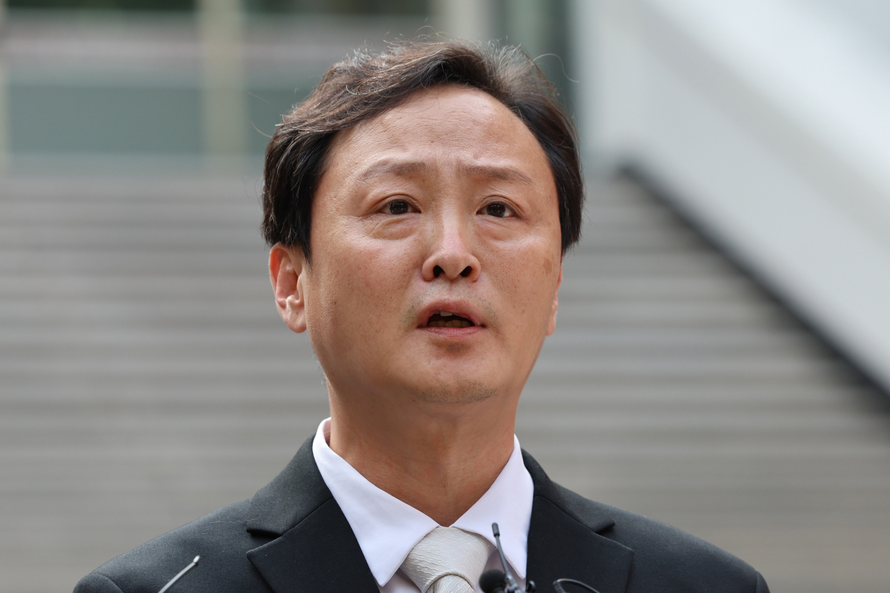 티몬과 위메프의 회생절차 개시 결정이 내려진 10일 오후 서울 서초구 서울회생법원에서 류광진 티몬 대표가 취재진 질문에 답하고 있다. [연합]