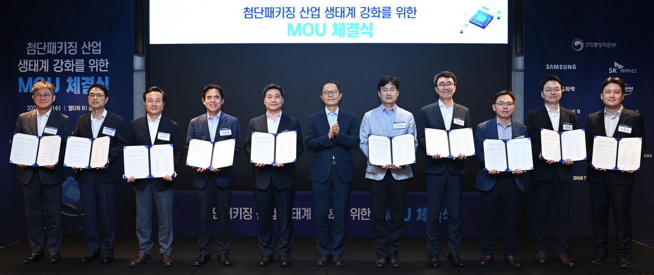 이승렬(왼쪽 여섯번째) 산업통상자원부 산업정책실장이 11일 서울 서초구 엘타워에서 열린 '반도체 첨단 패키징 산업 생태계 강화를 위한 업무협약(MOU)'에서 참석자들과 기념촬영을 하고 있다.[산업통상자원부 제공]