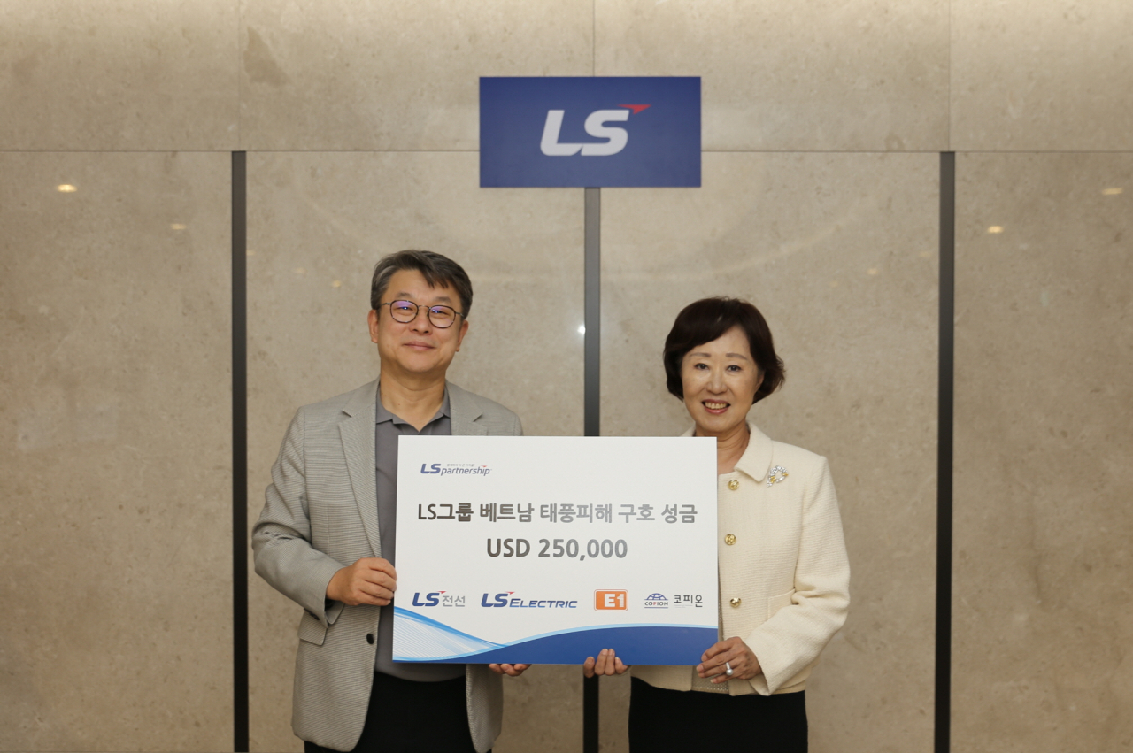 안원형(왼쪽) ㈜LS 경영지원본부장(사장)과 전옥경 코피온 총재가 11일 LS용산타워에서 기념촬영을 하고 있다. [LS 제공]