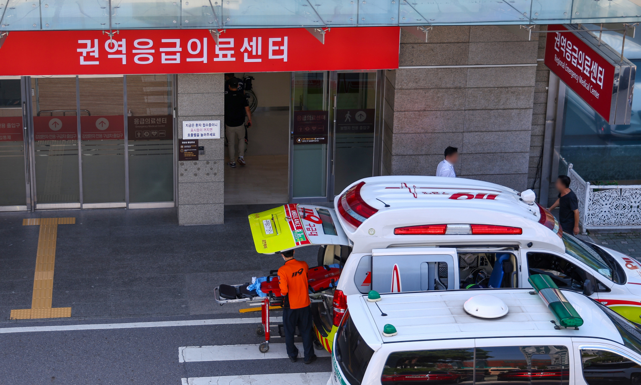 3일 오전 서울 시내 한 대학병원 권역응급의료센터 앞에 구급차들이 대기하고 있다. 기사 내용과 무관함. [연합]